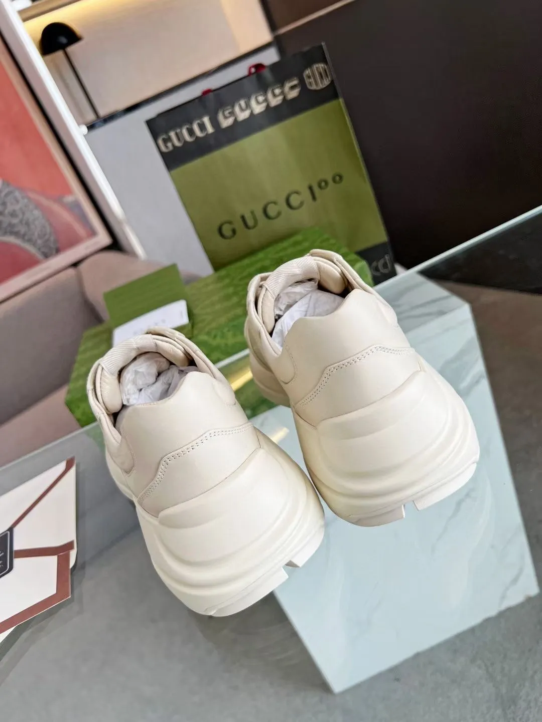 👟👟Ex-factory price 480👟👟 Gucci dad shoes for couples, distressed leather horn-shaped retro jogging shoes. The Balenciaga grandpa trend has subsided, ushering in GUCCI dad shoes, the trend leader in the fashion industry. The original shoes are molded and the original last is made by the Italian handmade foundry! [Gucci original dad shoes] Original surface: imported calfskin! Lining: Grade A hybrid lambskin! Outsole: The highest restoration sole T👟👟Ex-factory price U material plus wear-resistant foam (anti-wear cushioning) ivory leather processed with distressed effect The sole is 5cm high! The comfort level is excellent, killing all high-end versions on the market! Original logo outsole! 👣Size: Women’s size 35-40. Men's size 38-45. Women's heel with 🈚️logo! Men's heel with 🈶️logo!